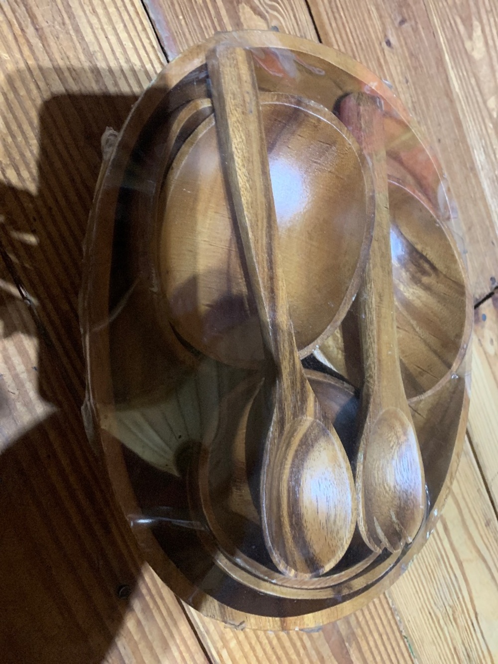 One large Wooden bowls/4 small bowls with 2 spatulas